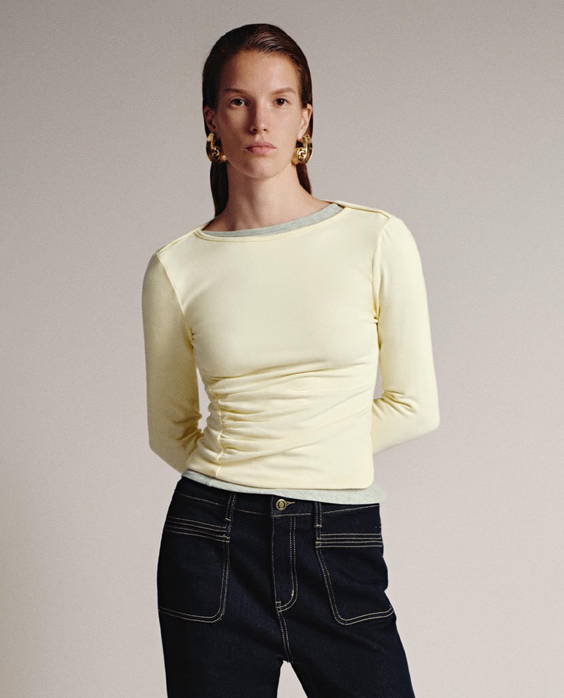 URBAN REVIVO - Áo kiểu nữ cổ tròn tay dài xếp nếp