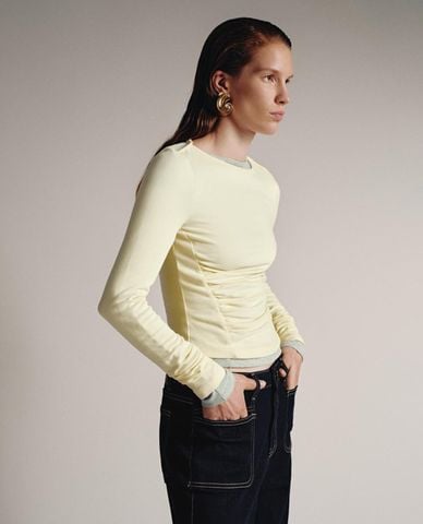  URBAN REVIVO - Áo kiểu nữ cổ tròn tay dài xếp nếp 