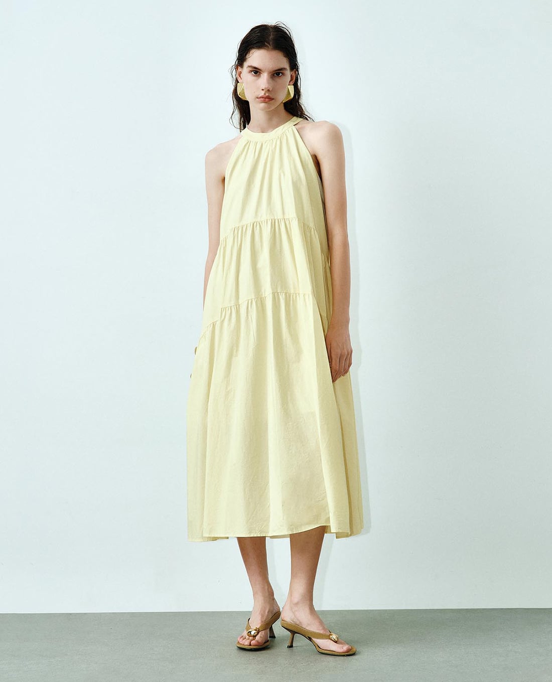 URBAN REVIVO - Đầm sát nách midi cổ yếm xếp tầng