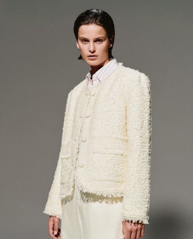  URBAN REVIVO - Áo khoác tweed nữ cổ tròn viền tua rua 