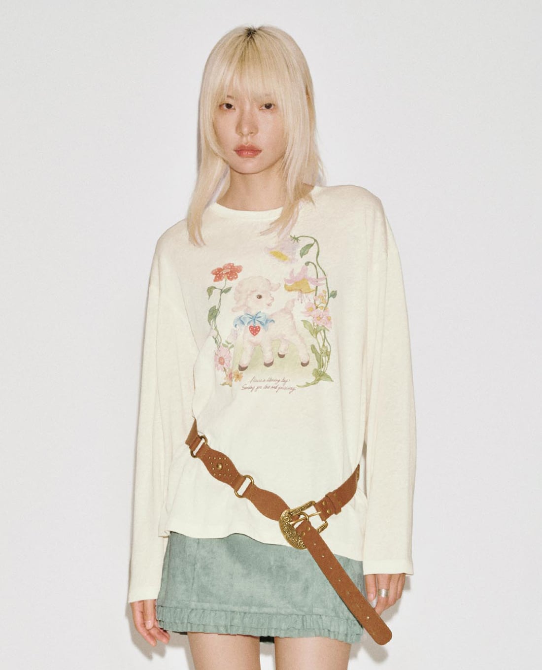 URBAN REVIVO - Áo thun nữ cổ tròn tay dài in họa tiết