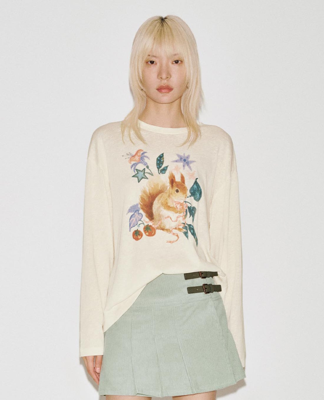 URBAN REVIVO - Áo thun nữ cổ tròn tay dài in họa tiết