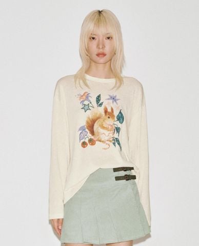  URBAN REVIVO - Áo thun nữ cổ tròn tay dài in họa tiết 