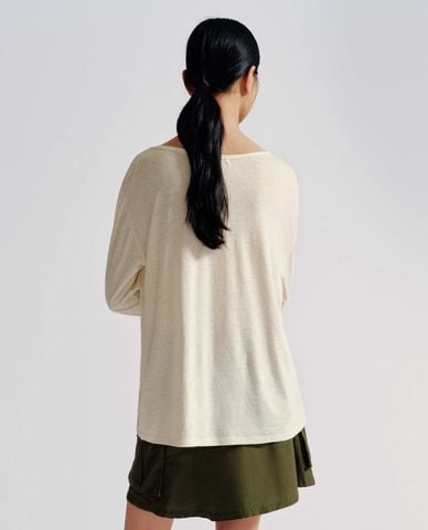  URBAN REVIVO - Áo thun nữ cổ thuyền tay dài in họa tiết 