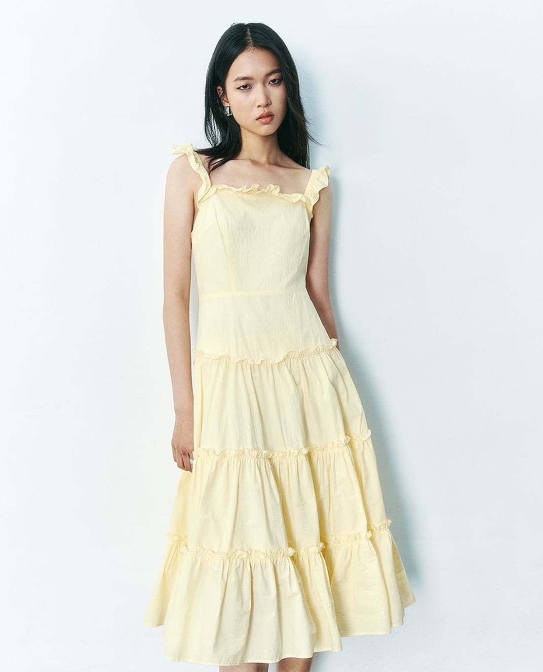 URBAN REVIVO - Đầm hai dây mini xếp tầng phối bèo nhún