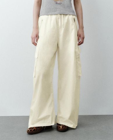  URBAN REVIVO - Quần nữ ống rộng phối túi hộp cá tính 