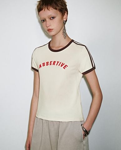  URBAN REVIVO - Áo croptop nữ cổ tròn tay ngắn in chữ 