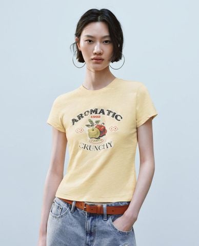  URBAN REVIVO - Áo thun nữ cổ tròn tay ngắn in họa tiết 