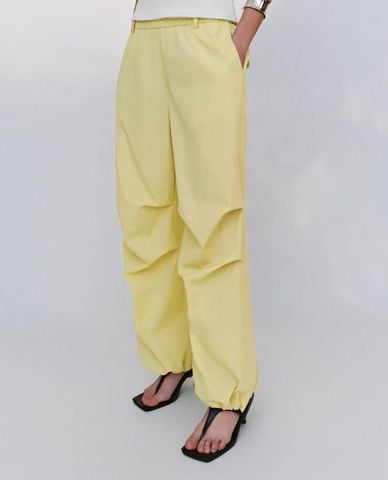  URBAN REVIVO - Quần unisex ống rộng lưng thun 