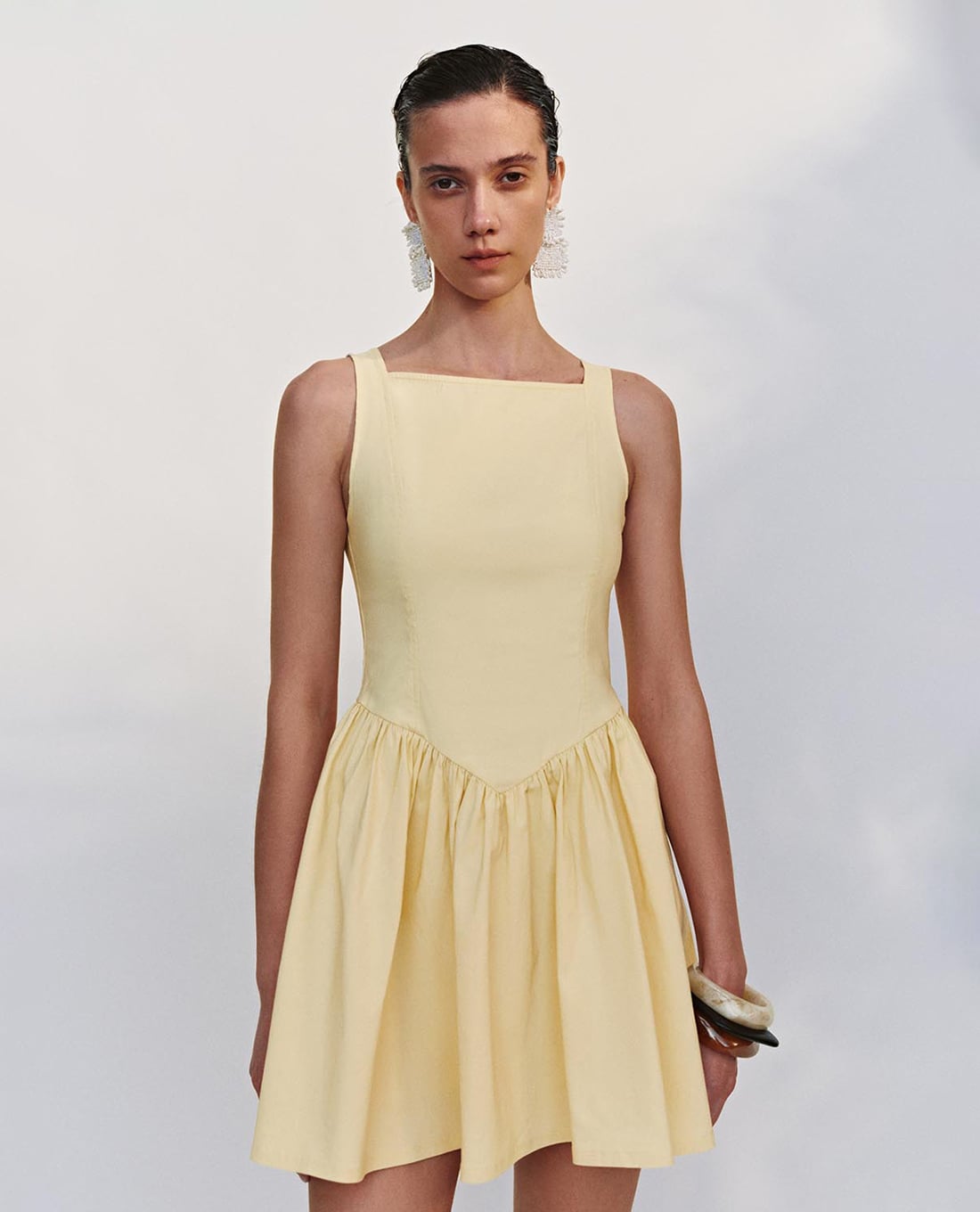 URBAN REVIVO - Đầm hai dây mini cổ vuông xếp li