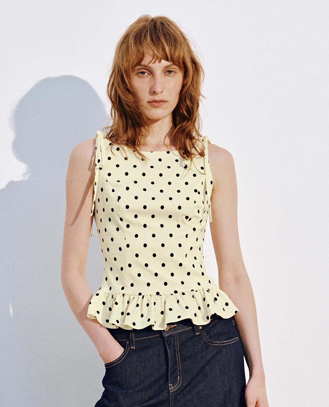 URBAN REVIVO - Áo sát nách nữ chấm bi nhún bèo