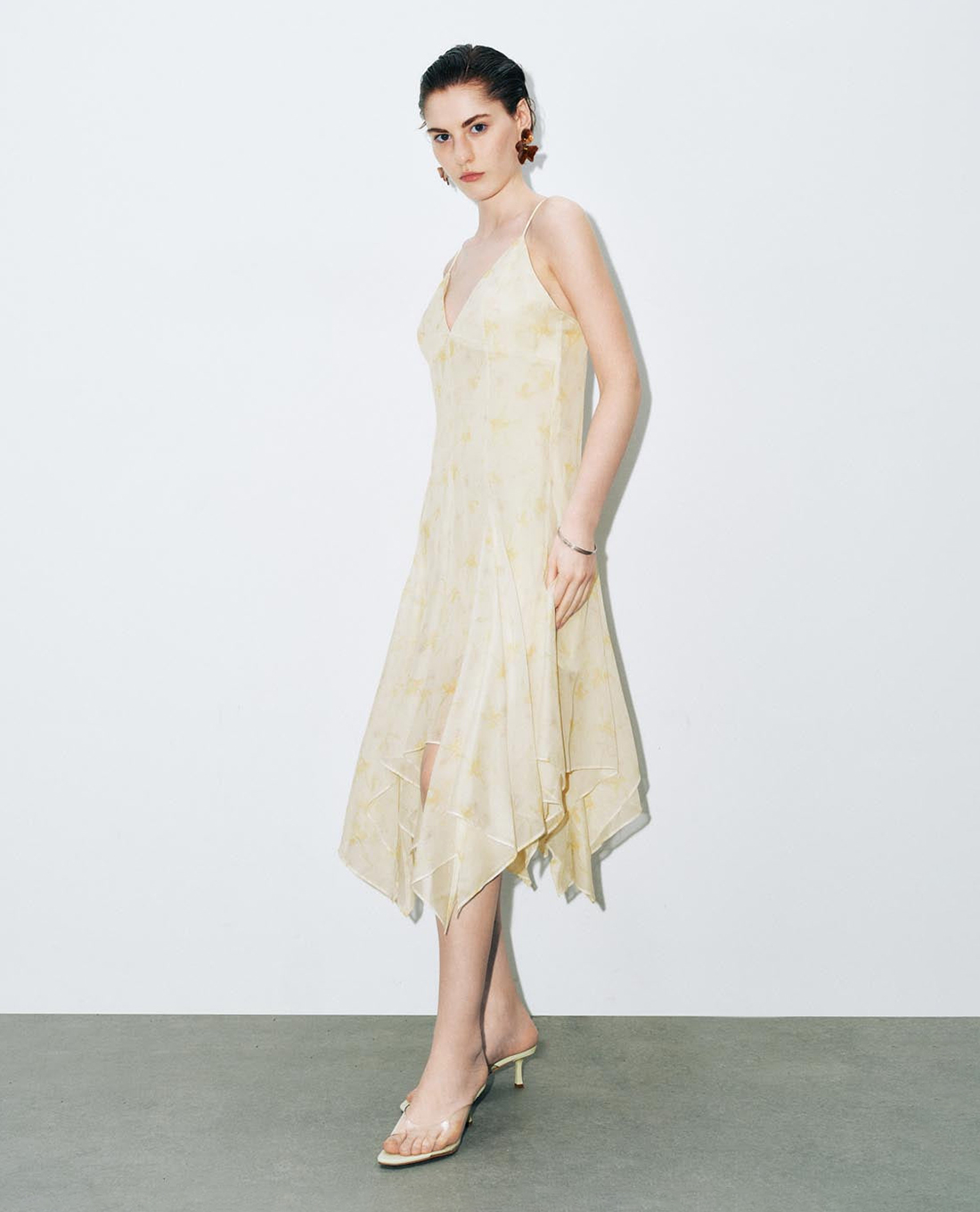 URBAN REVIVO - Đầm hai dây midi cổ V họa tiết hoa