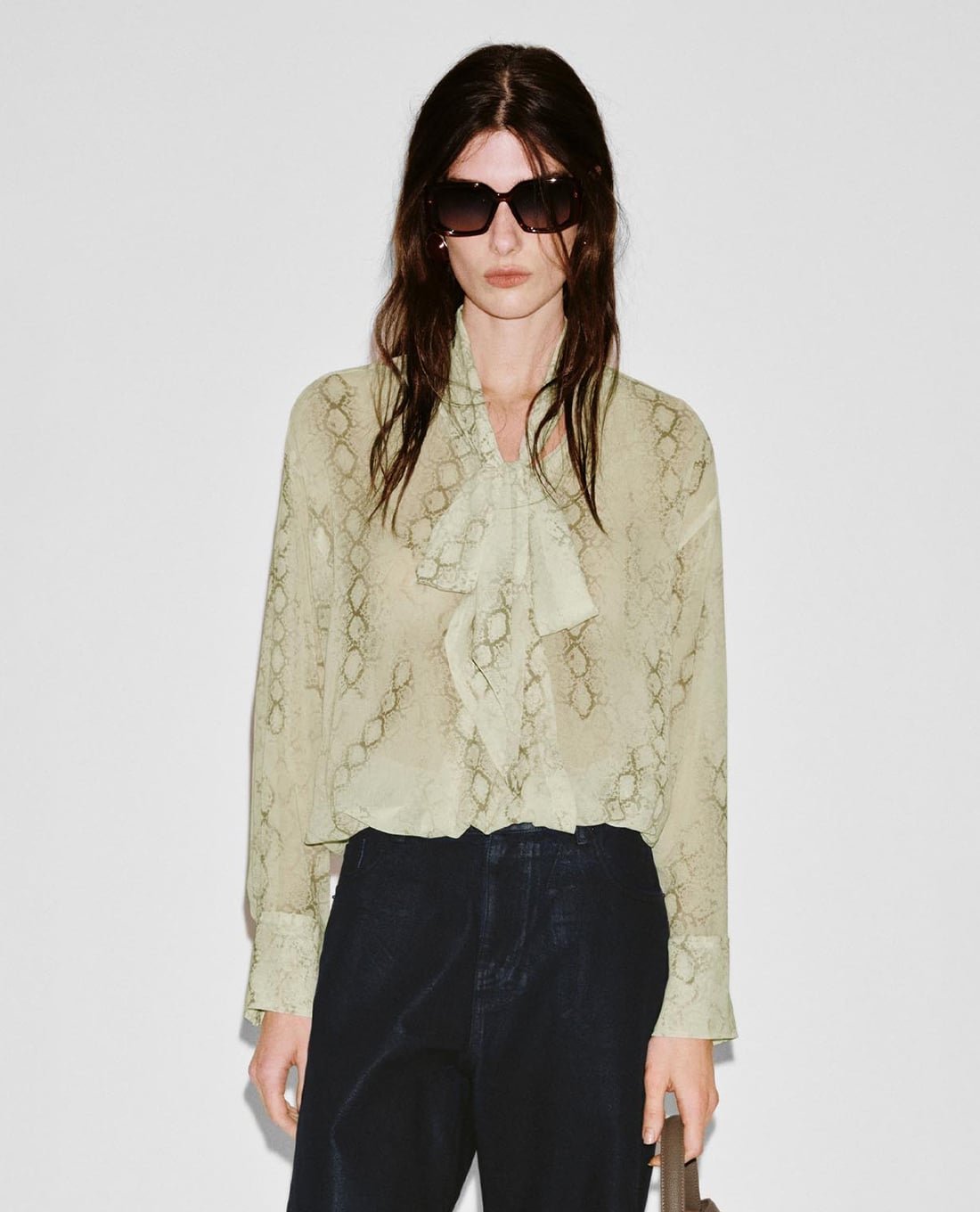 URBAN REVIVO - Áo sơ mi nữ tay dài cổ buộc nơ họa tiết da rắn