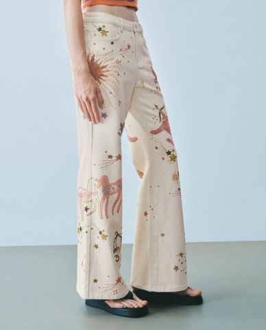  URBAN REVIVO - Quần jeans nữ ống rộng phối họa tiết thêu nổi 