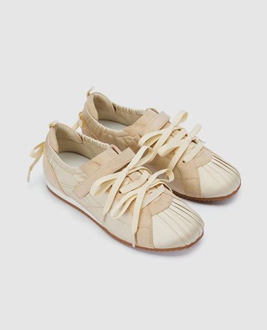  URBAN REVIVO - Giày sneakers nữ cổ thấp mũi tròn phối nơ 