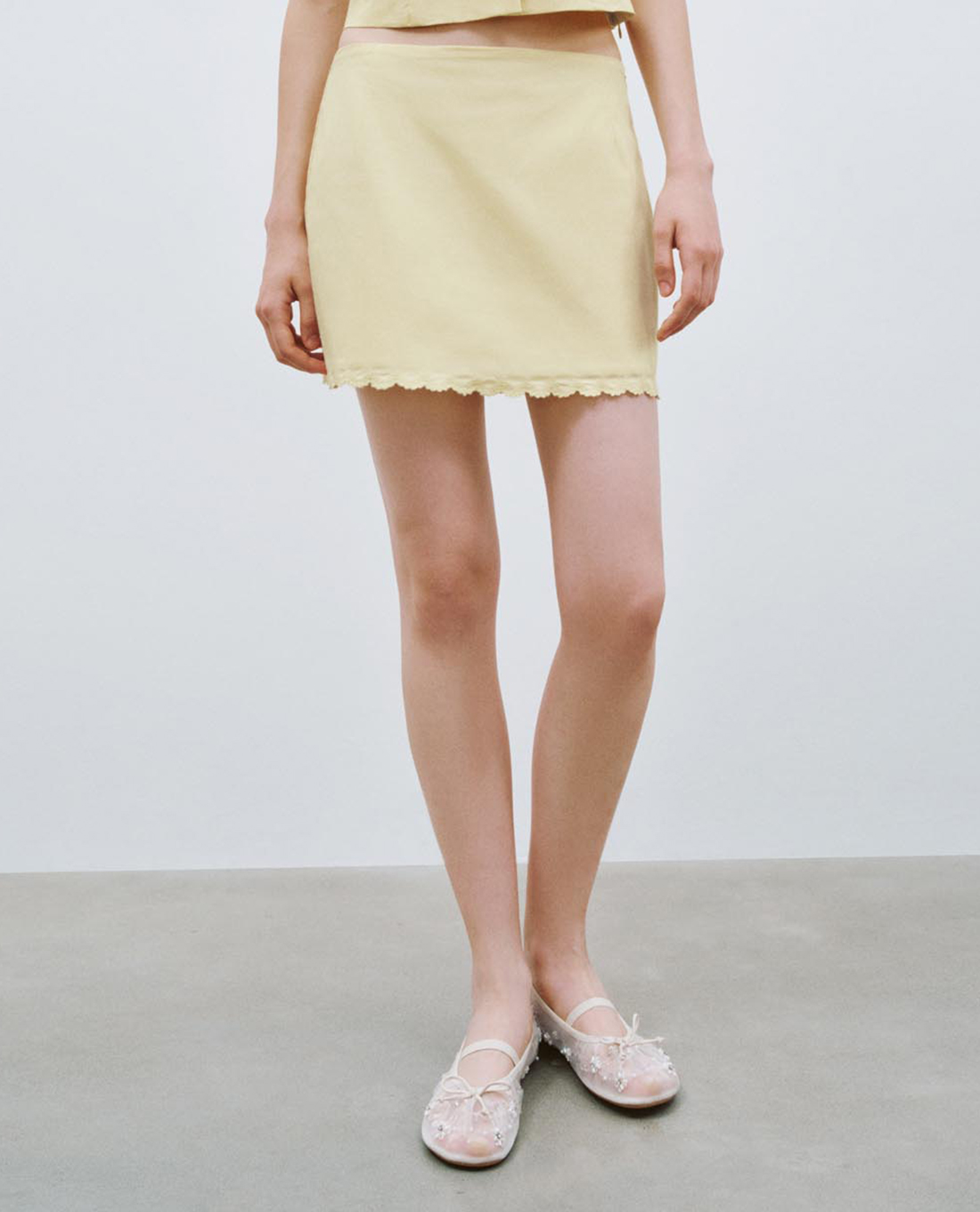 URBAN REVIVO - Chân váy chữ A mini viền ren