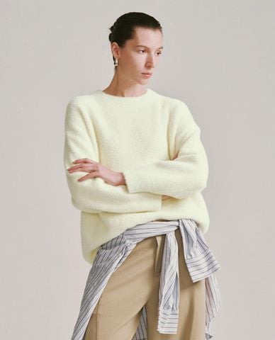  URBAN REVIVO - Áo dệt kim nữ cổ tròn tay dài phom rộng 