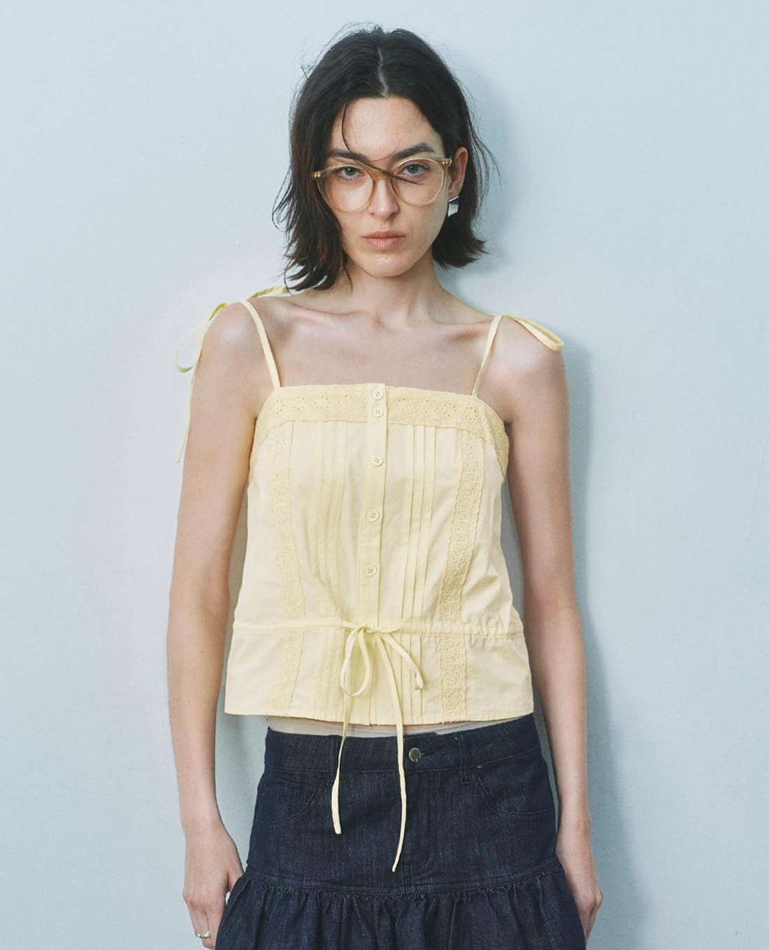 URBAN REVIVO - Áo hai dây nữ viền ren thắt nơ