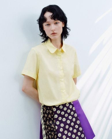  URBAN REVIVO - Áo sơ mi nữ cổ bẻ tay ngắn phối dây rút 