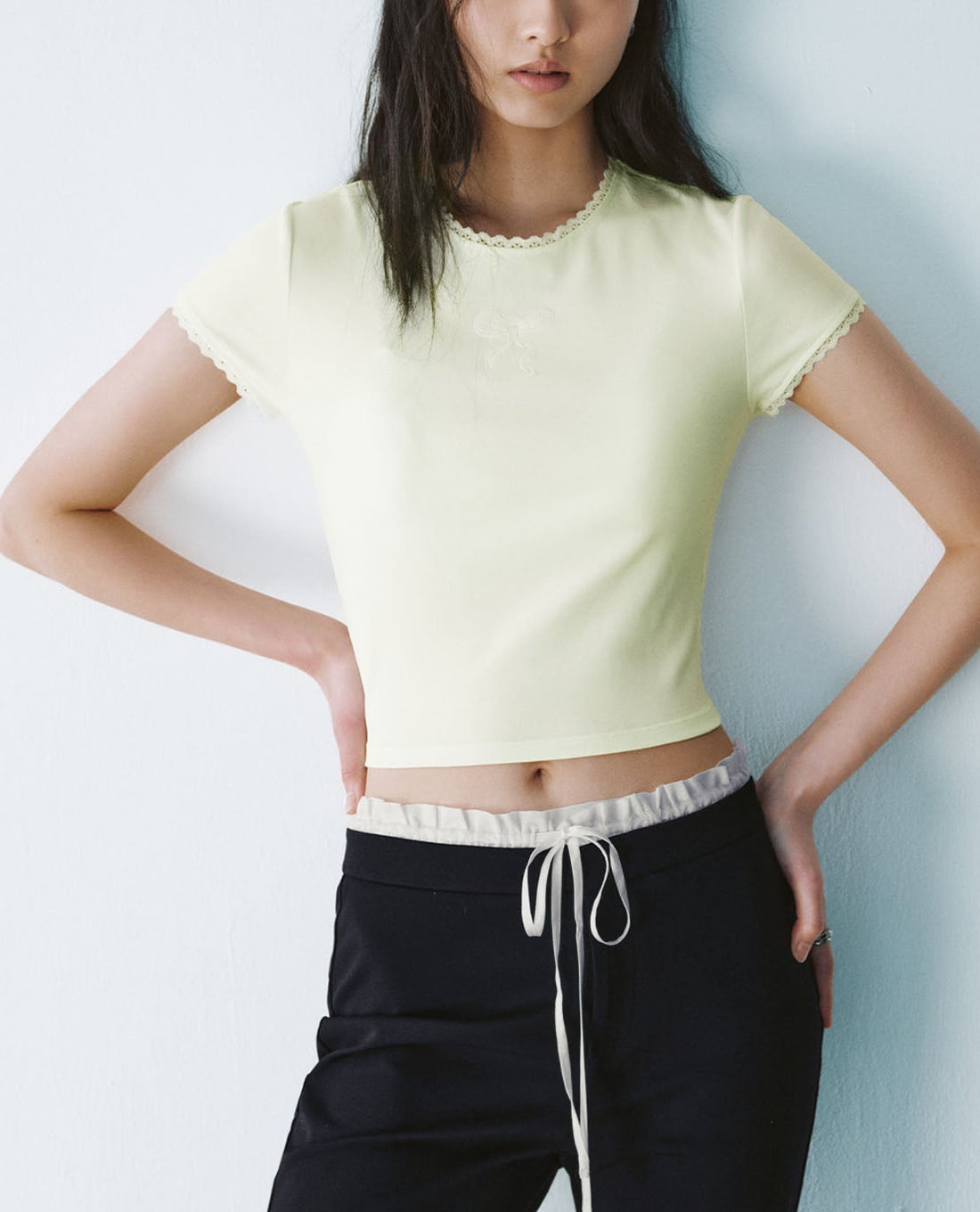 URBAN REVIVO - Áo croptop nữ cổ tròn phối ren