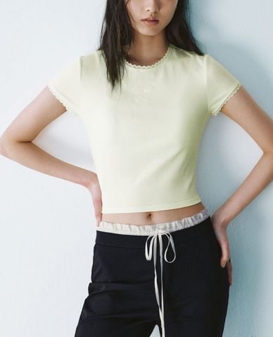  URBAN REVIVO - Áo croptop nữ cổ tròn phối ren 