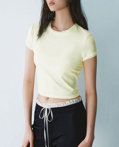  URBAN REVIVO - Áo croptop nữ cổ tròn phối ren 