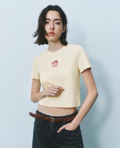  URBAN REVIVO - Áo croptop nữ cổ tròn tay ngắn in họa tiết 