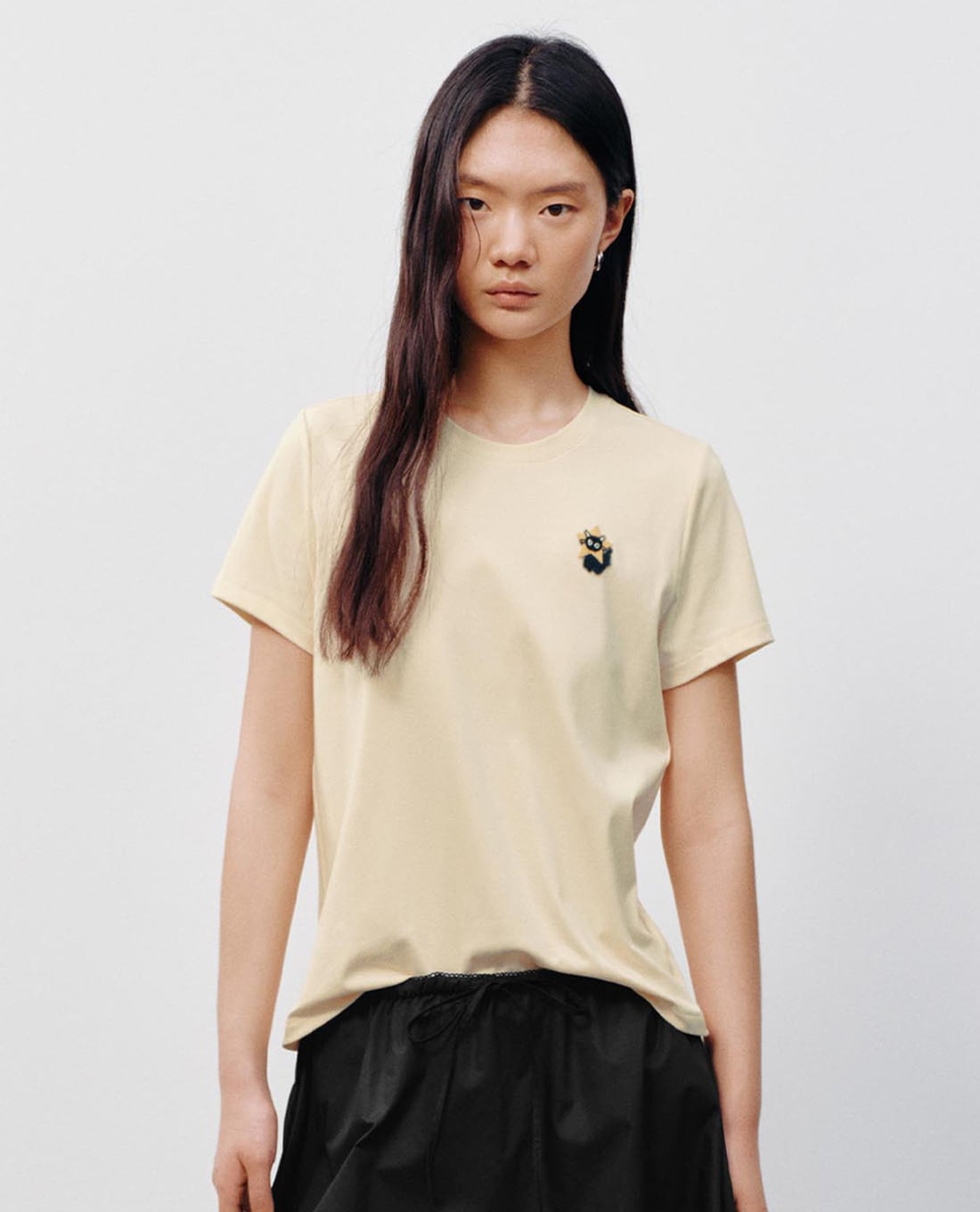 URBAN REVIVO - Áo thun nữ cổ tròn tay ngắn phối họa tiết