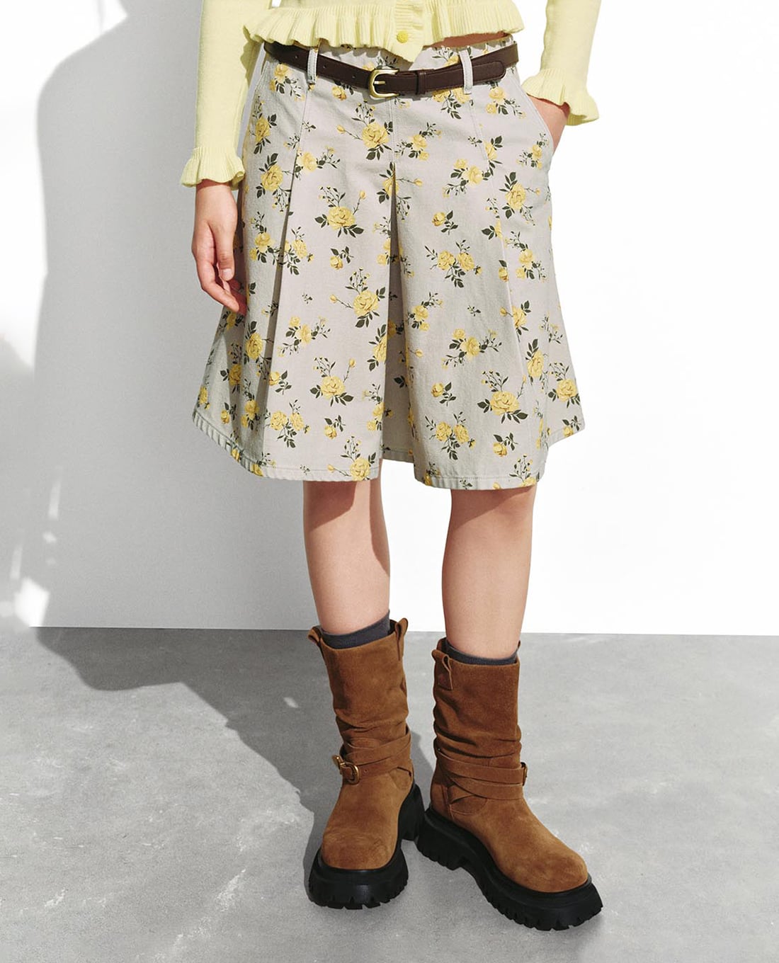 URBAN REVIVO - Chân váy denim mini in hoa phối thắt lưng