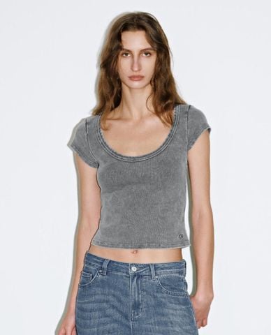  URBAN REVIVO - Áo dệt kim nữ cổ chữ U tay ngắn phom ôm 