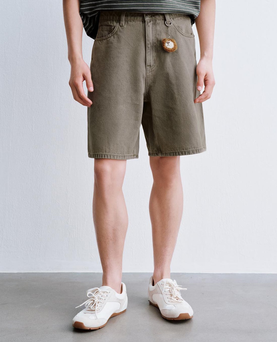 URBAN REVIVO - Quần short jeans nam phối charm