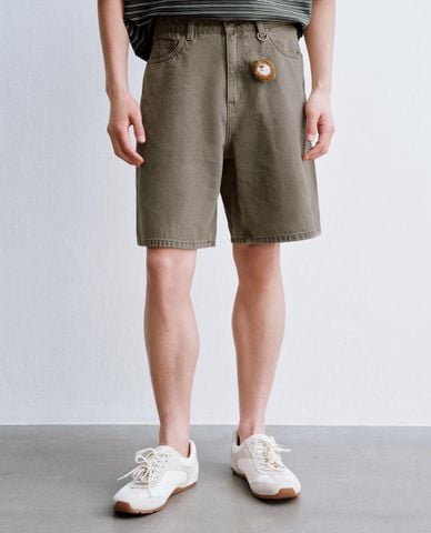  URBAN REVIVO - Quần short jeans nam phối charm 