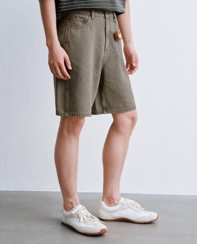  URBAN REVIVO - Quần short jeans nam phối charm 