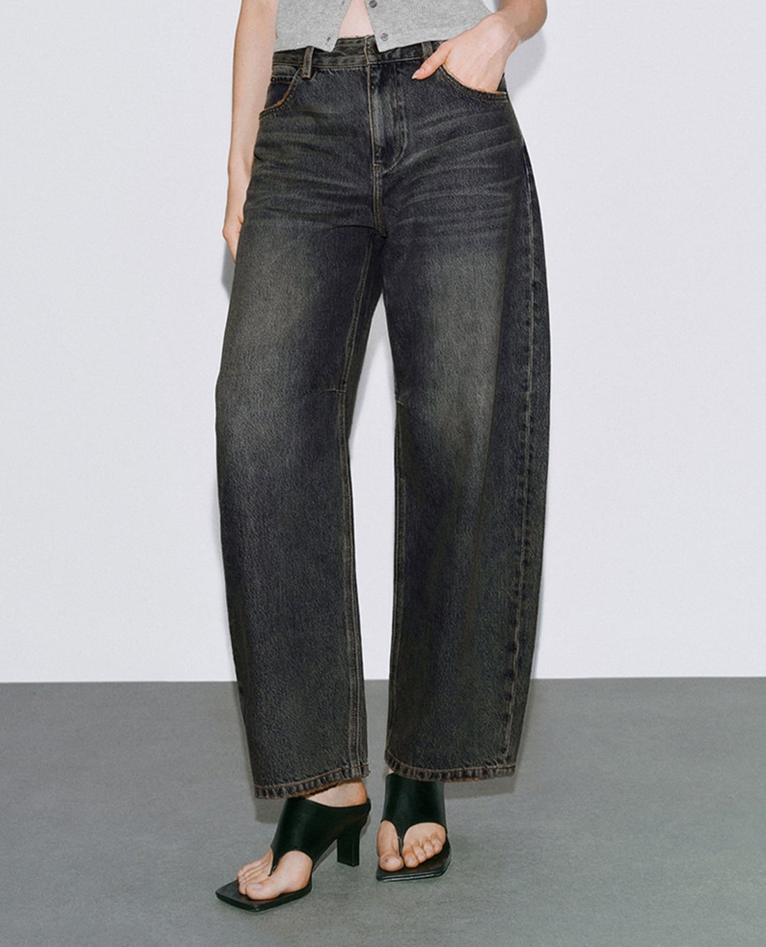 URBAN REVIVO - Quần jeans nữ ống rộng wash bạc