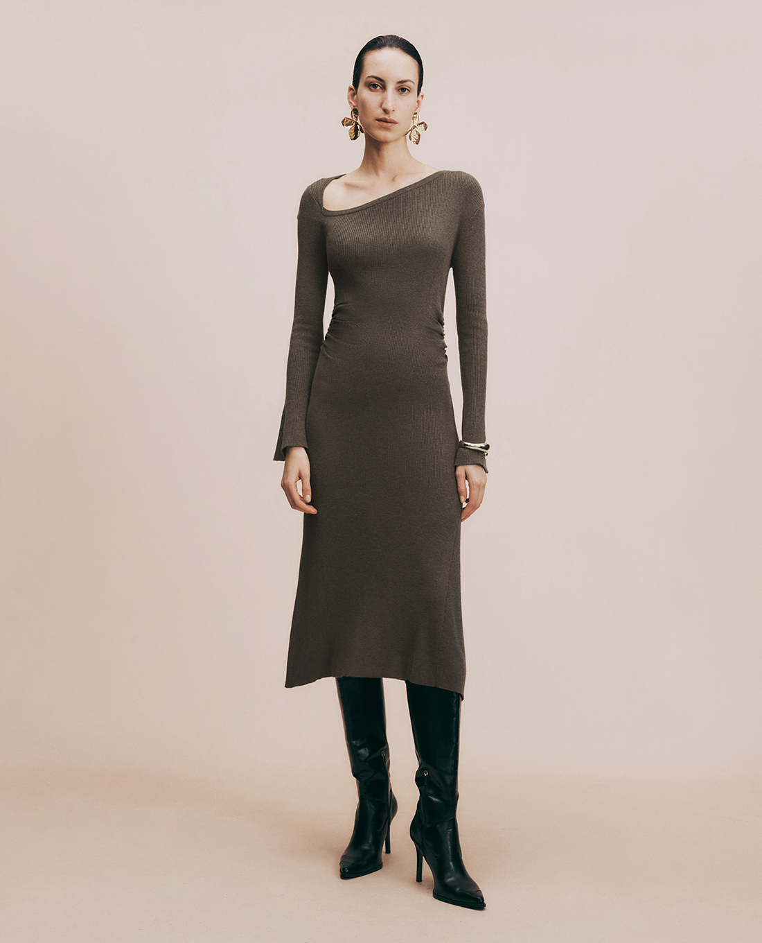 URBAN REVIVO - Đầm dệt kim midi trễ vai tay dài phom ôm