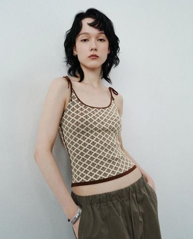  URBAN REVIVO - Áo hai dây nữ dệt kim họa tiết ô lưới 