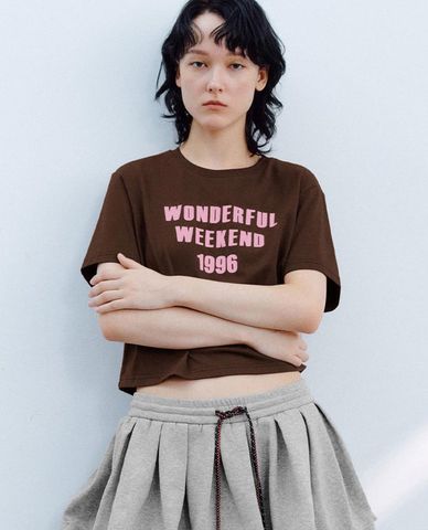  URBAN REVIVO - Áo croptop nữ cổ tròn tay ngắn in chữ 