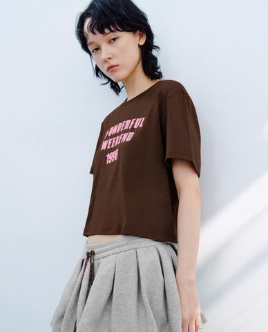  URBAN REVIVO - Áo croptop nữ cổ tròn tay ngắn in chữ 