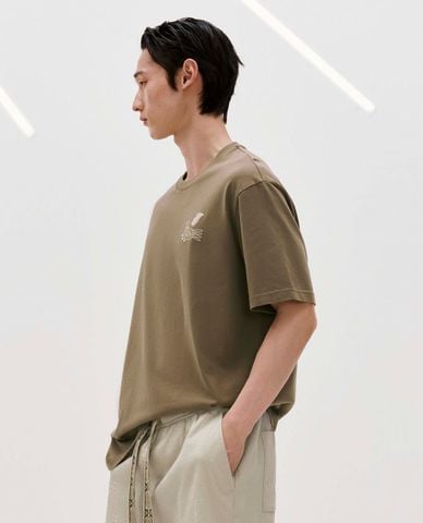  URBAN REVIVO - Áo thun nam cổ tròn tay ngắn thêu họa tiết 