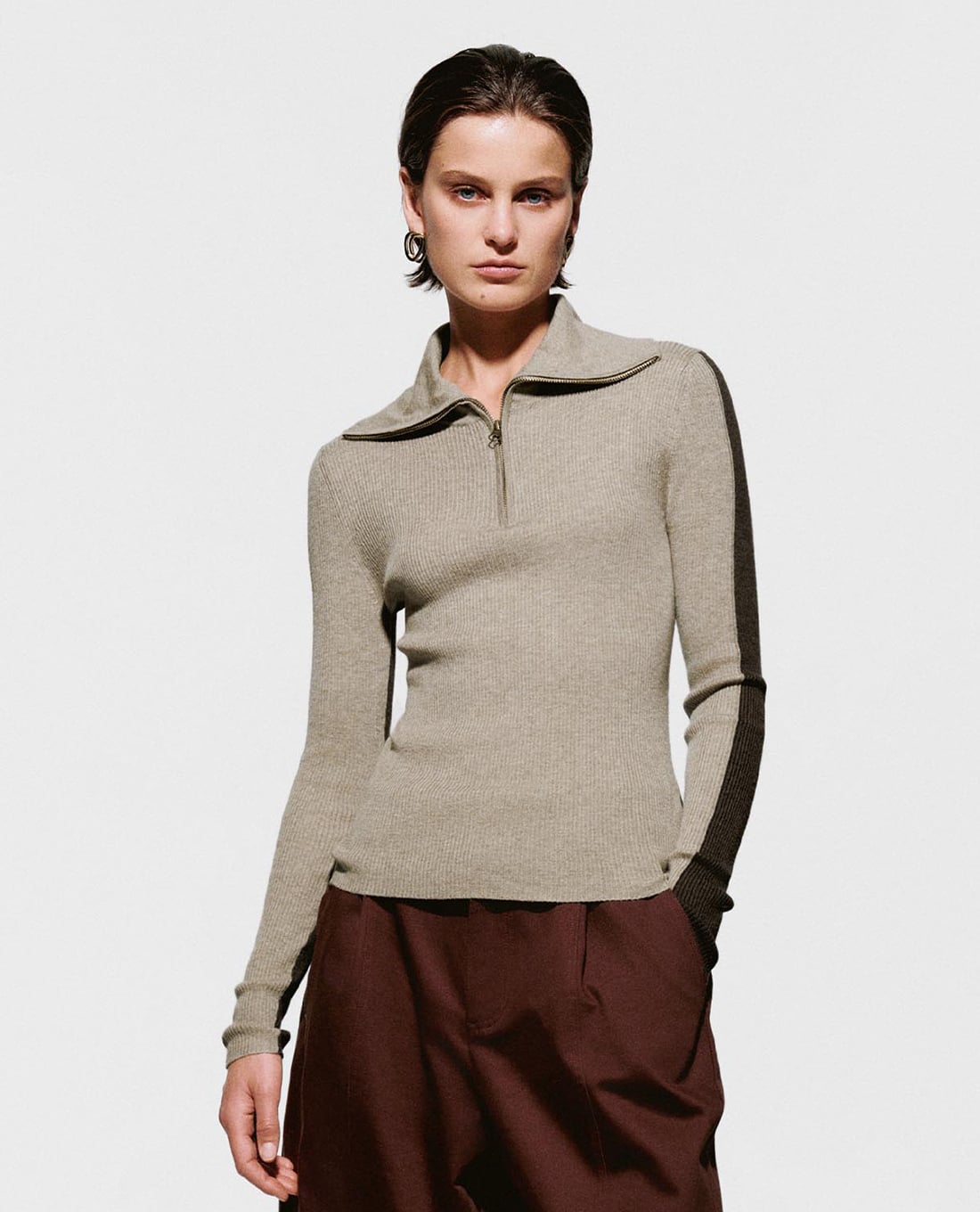 URBAN REVIVO - Áo dệt kim nữ cổ bẻ tay dài phom ôm