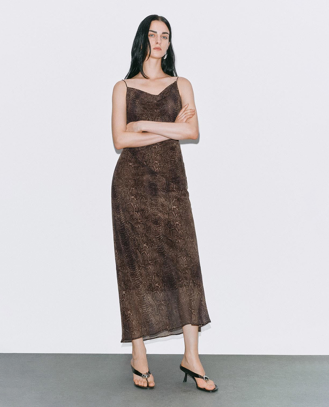 URBAN REVIVO - Đầm hai dây midi cổ đổ