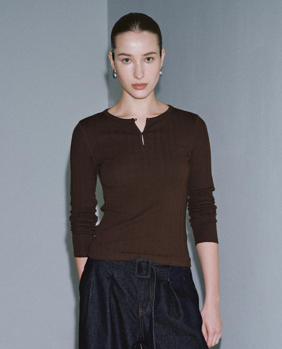 URBAN REVIVO - Áo dệt kim nữ cổ henley tay dài phối nút
