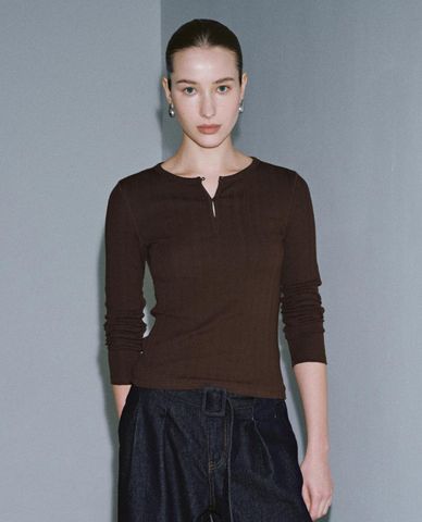  URBAN REVIVO - Áo dệt kim nữ cổ henley tay dài phối nút 