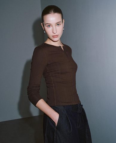  URBAN REVIVO - Áo dệt kim nữ cổ henley tay dài phối nút 