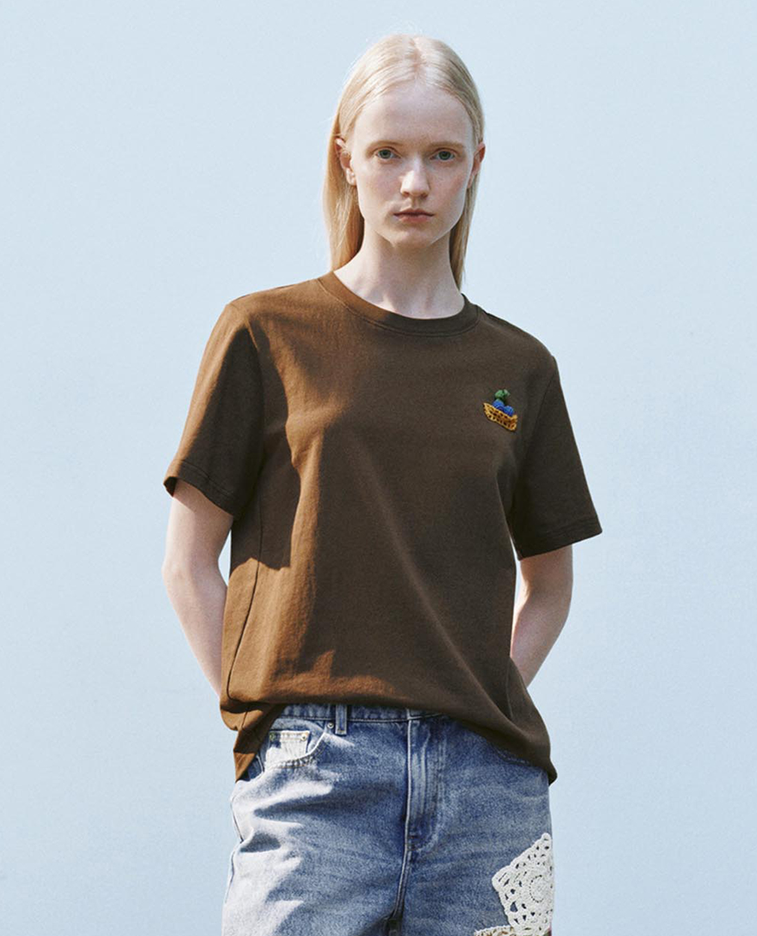 URBAN REVIVO - Áo thun nữ cổ tròn tay ngắn thêu họa tiết