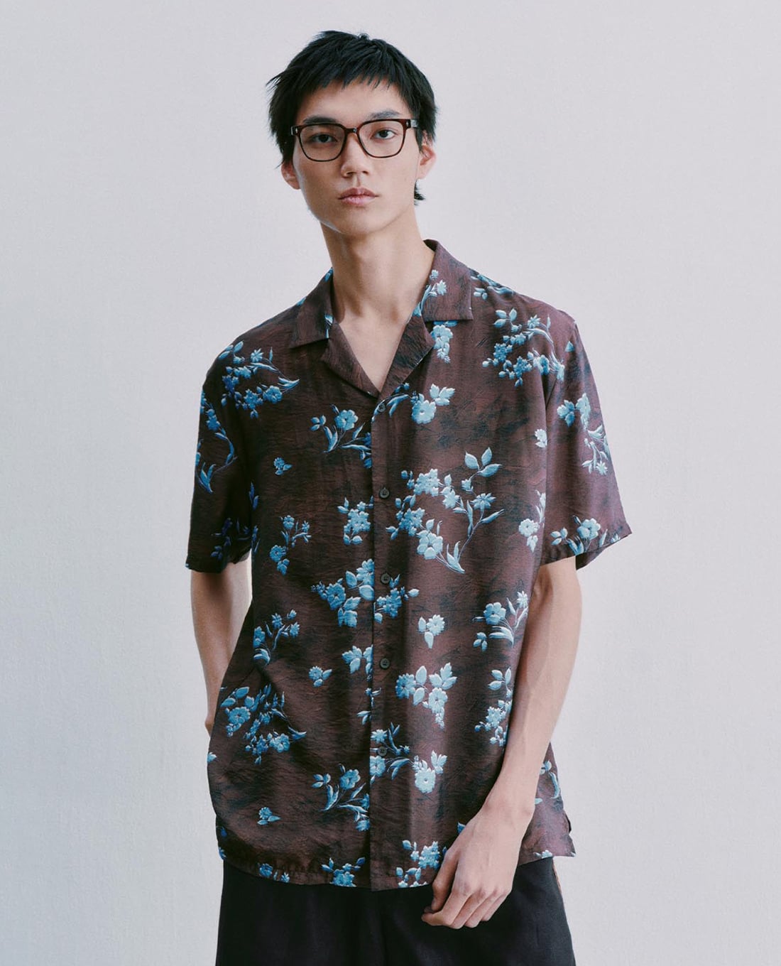 URBAN REVIVO - Áo sơ mi nam tay ngắn họa tiết hoa