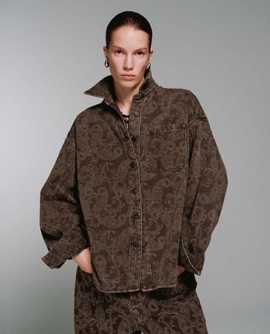  URBAN REVIVO - Áo khoác denim nữ cổ bẻ tay dài in họa tiết 