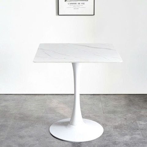 ban-tulip-mat-da-vuong