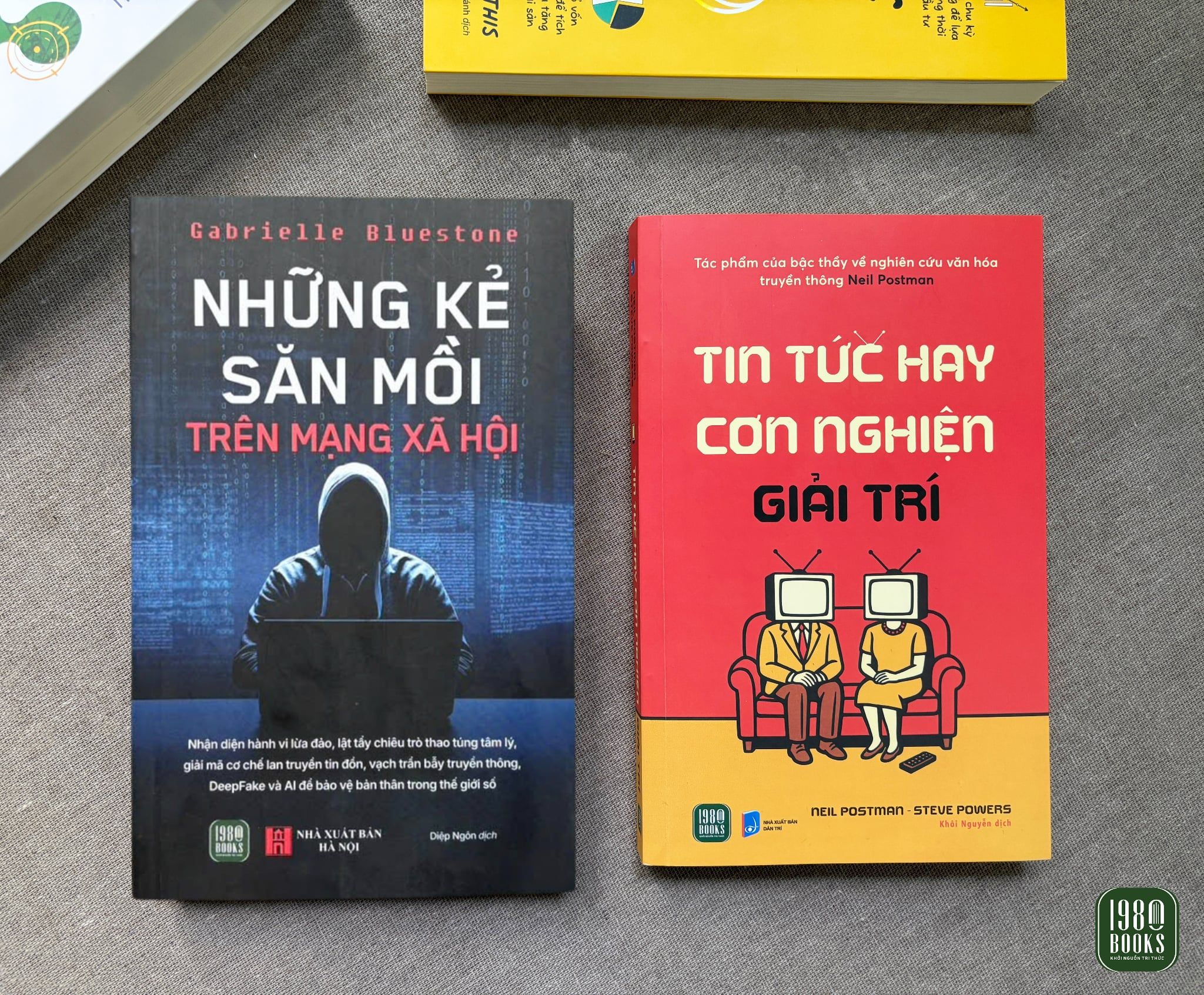  Combo: Những kẻ săn mồi trên mạng xã hội + Tin tức hay cơn nghiện giải trí 