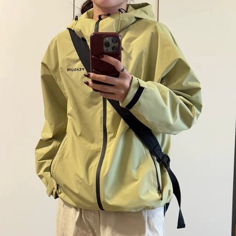 [GIÁ TUỲ SIZE] Áo khoác PENGUIN x CAMEL chống gió, chống nước, giữ ấm – M35BA31058